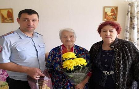 В Артеме полицейские поздравили ветерана Великой Отечественной войны с Днем Победы.